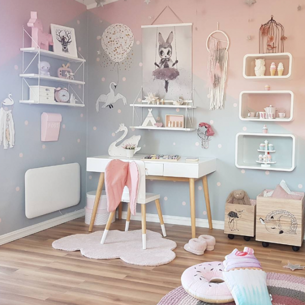 Meja kerja dengan warna pastel yang lembut